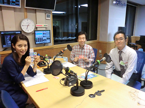 初出演で記念撮影……左から和泉夏子さん(アシスタント)、滝トールさん(メインパーソナリティ)、ヤサカ・秦