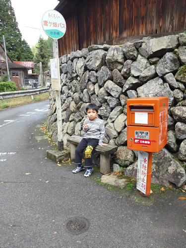 停留所に佇む少年T。笑顔が少ないのが残念…(T_T) 君にはこの停留所の良さが…、まだわかるわけないか…。。。停留所の名のごとく、君にもたくさんのいい出逢いがありますように…。