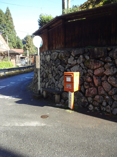 明け方の京都市北部の気温はマイナス2℃。今朝は冷え込みました…。陽光照り返す出合橋の今朝の標柱です…(*^_^*)