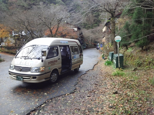 まずは終点「雲ケ畑岩屋橋」停留所とタクシー車両。旅客定員9名乗りの「プティバス」です…(^_^)v ※画像は2012年11月27日撮影