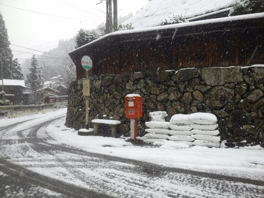 出合橋到着…(^_^)v融雪用の塩カリ袋がたくさん積まれていました…。雪の出合橋もなかなかいいですね~(*^_^*)