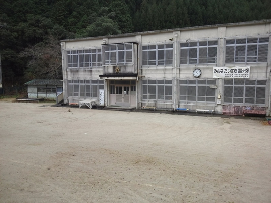 今日は「雲ケ畑学校前」停留所畔の旧・雲ケ畑小中学校の画像です…(*^_^*)