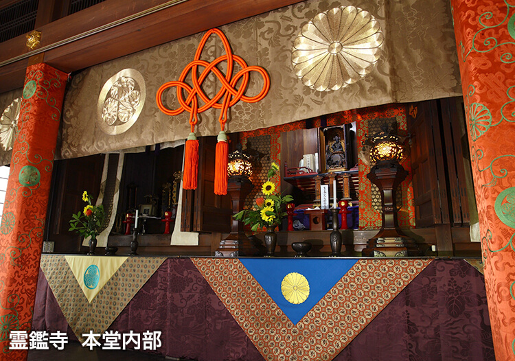 霊鑑寺 本堂内部